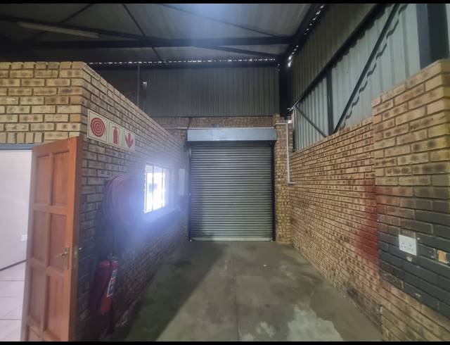 120M² WAREHOUSE TO LET IN AUREUS